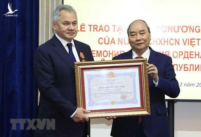 Chủ tịch nước Nguyễn Xuân Phúc trao tặng Huân chương cho thủ trưởng cơ quan tình báo nước ngoài của Nga