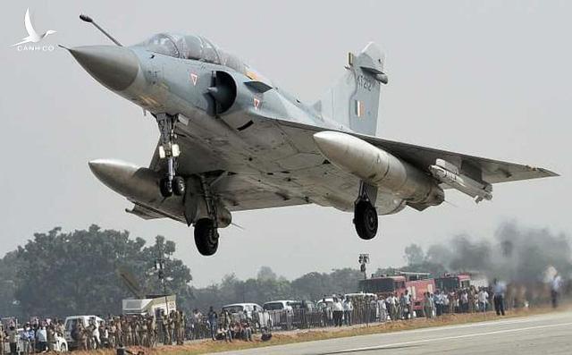 Lốp máy bay chiến đấu Ấn Độ bị trộm lấy mất