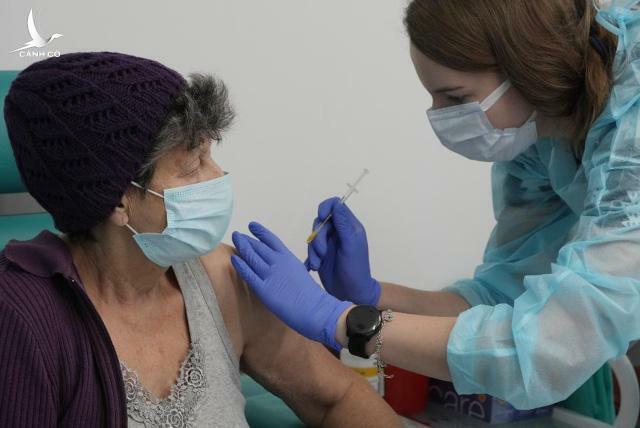 Người dân từ chối tiêm vaccine COVID-19, Ba Lan nếm trái đắng