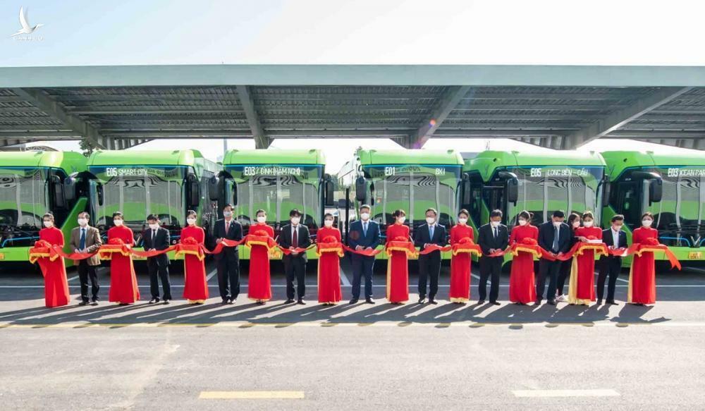 Tuyến xe buýt điện đầu tiên ở Hà Nội khai trương
