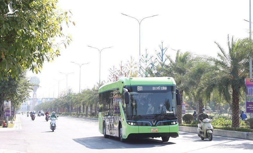 Tuyến xe buýt điện đầu tiên ở Hà Nội khai trương