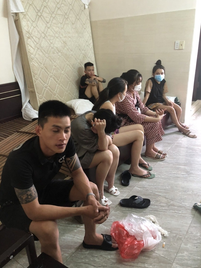 12 thanh niên thuê khách sạn ở Đà Nẵng 