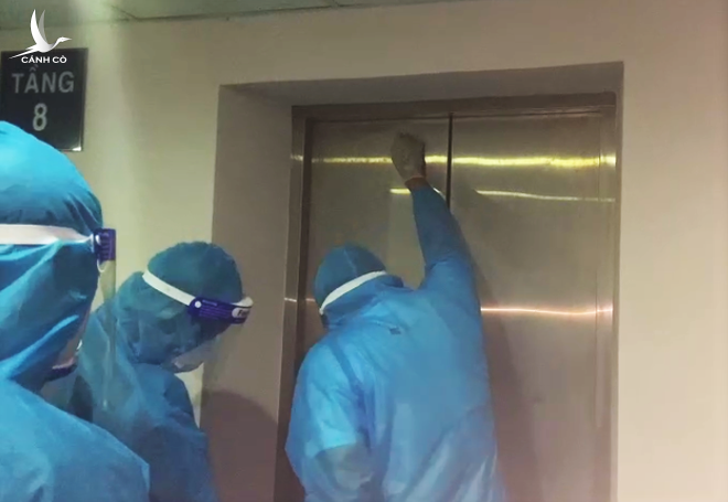 30 phút ‘nghẹt thở’ giải cứu nhân viên y tế mắc kẹt trong thang máy bệnh viện dã chiến