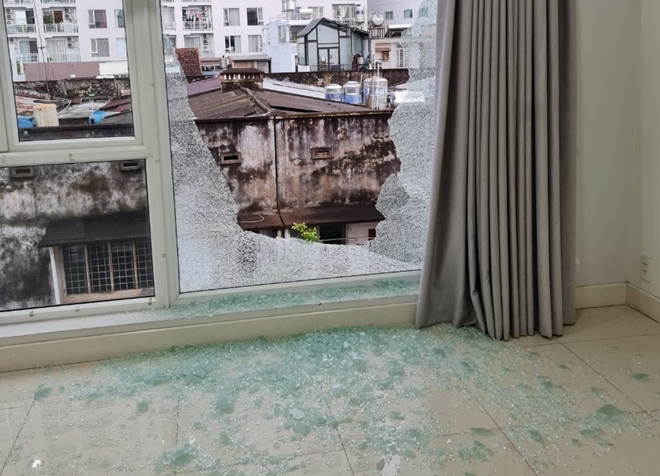 Căn nhà liên tục bị bắn đạn bi vào cửa sổ làm hư hỏng đồ đạc