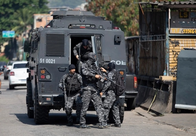 Cảnh sát đấu súng với tội phạm ma túy ở Brazil, 25 người chết