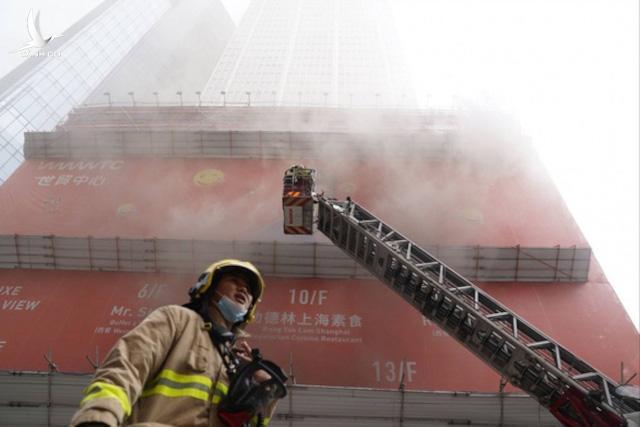 Cháy tại trung tâm Thương mại thế giới tại Hong Kong, khói đã lan vào tòa nhà còn 300 người mắc kẹt