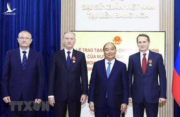 Chủ tịch nước Nguyễn Xuân Phúc trao tặng Huân chương cho thủ trưởng cơ quan tình báo nước ngoài của Nga