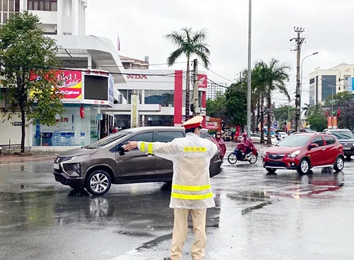Công an Thành phố Hà Tĩnh phân luồng, điều tiết giao thông ngày Tết