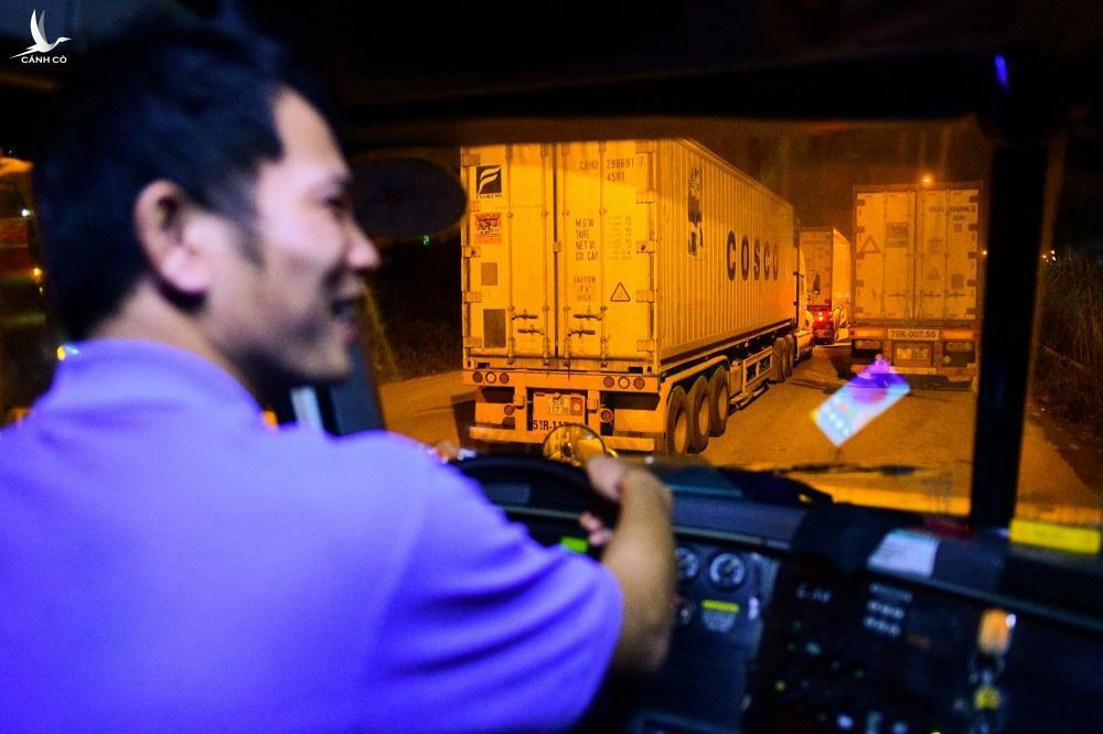 Container kẹt ở cửa khẩu Lạng Sơn, hơn 4.800 tài xế đang phải ‘ăn bờ ngủ bụi’