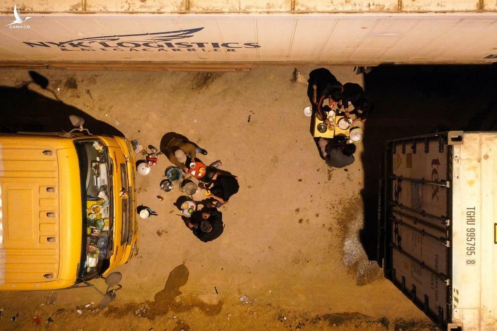 Container kẹt ở cửa khẩu Lạng Sơn, hơn 4.800 tài xế đang phải ‘ăn bờ ngủ bụi’