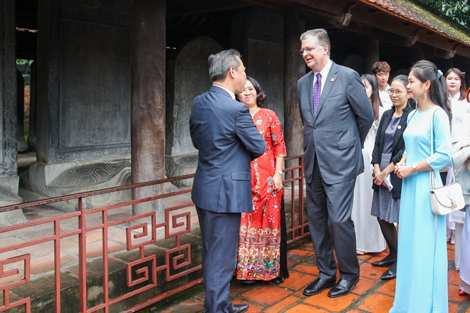 Đại sứ Mỹ dâng hương kỷ niệm ngày nhà giáo Việt Nam