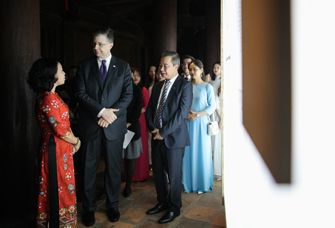 Đại sứ Mỹ dâng hương kỷ niệm ngày nhà giáo Việt Nam