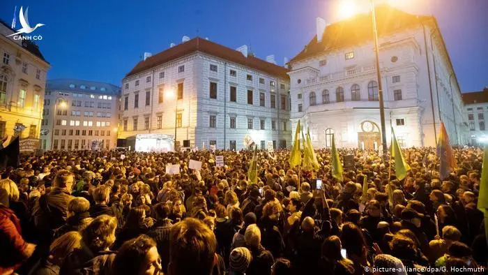 Gần 20.000 xuống đường biểu tình đòi “xả trại” tại Áo