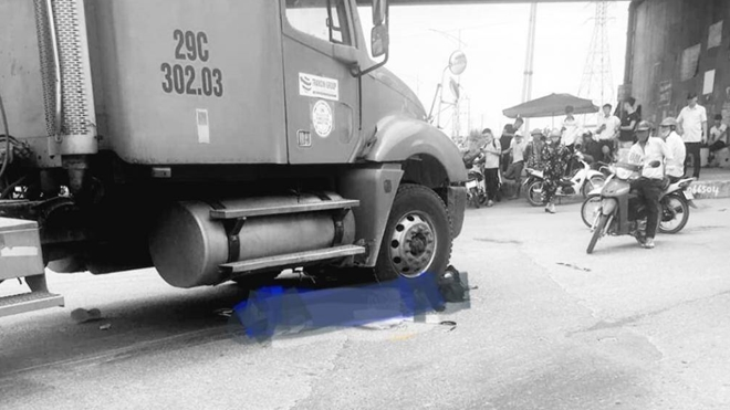 Hai nữ sinh chết thảm dưới bánh xe tải