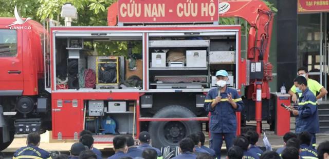 Hàng trăm cảnh sát ở TP HCM tập huấn phá cửa cuốn, cửa kéo