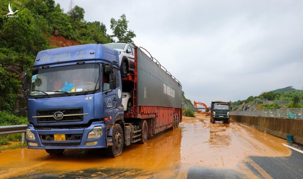 Hình ảnh lũ lụt làm cao tốc, đường sắt qua miền Trung bị tê liệt