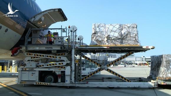 Lần đầu tiên, hơn 6,2 tấn thiết bị y tế bay thẳng từ Mỹ về Việt Nam