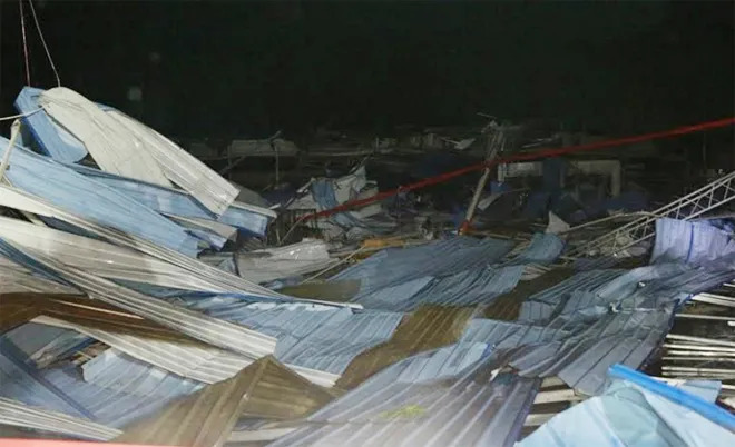Lốc xoáy làm sập nhà xưởng, 3 người chết, 18 người bị thương