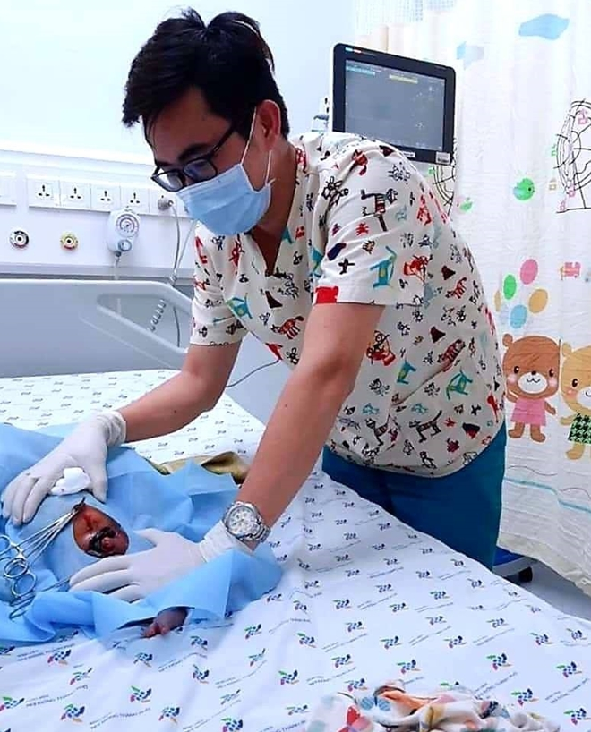 Một trẻ sơ sinh bị bỏ rơi ven đường