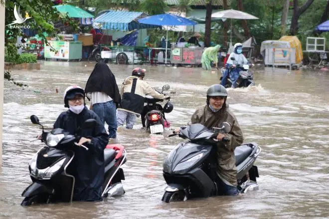Mưa ngập ngang bánh, người đi xe máy lại bì bõm dắt bộ ở TP Hồ Chí Minh