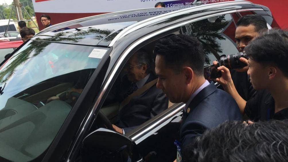 Ngẫm về việc Thủ tướng Malaysia trực tiếp lái xe Vinfast