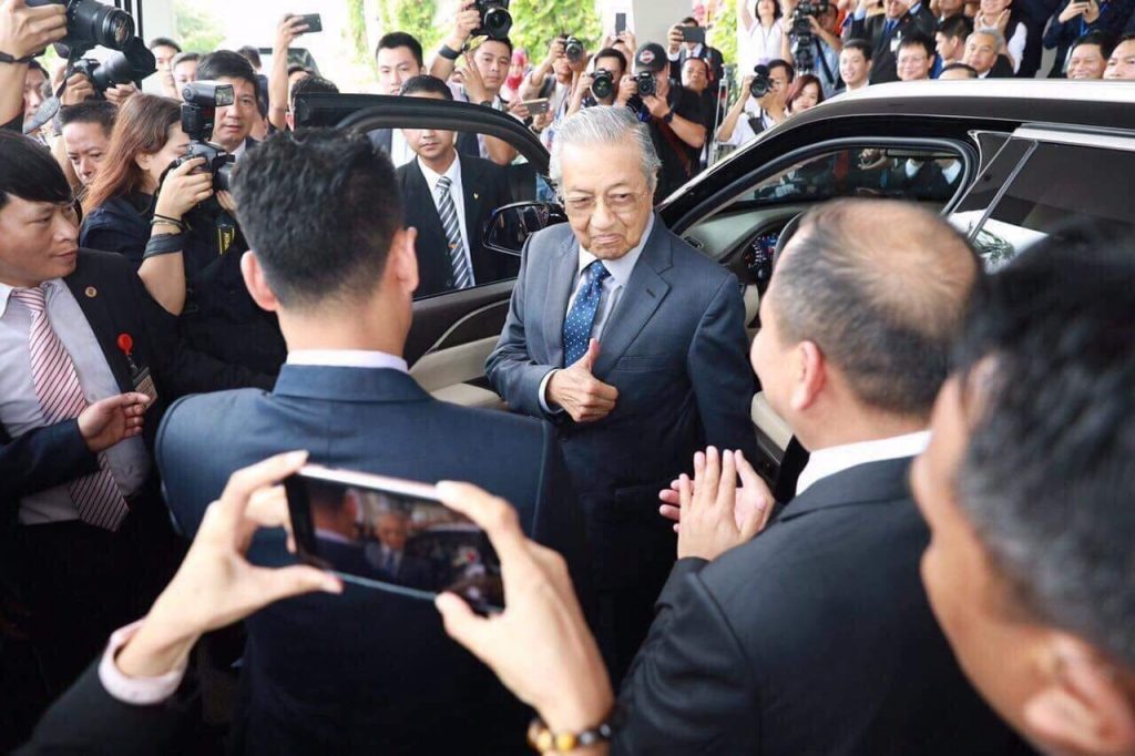 Ngẫm về việc Thủ tướng Malaysia trực tiếp lái xe Vinfast