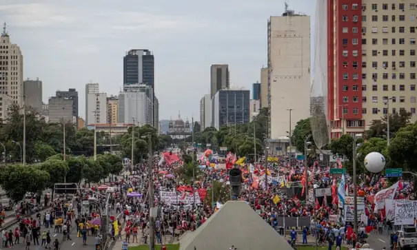 Người Brazil phẫn nộ biểu tình vì số người chết do COVID-19 tăng 