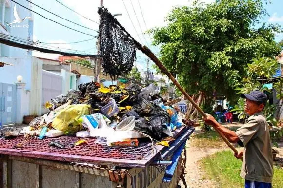 Người cựu binh 6 năm vớt rác, nhặt kim tiêm trên kênh Sài Gòn