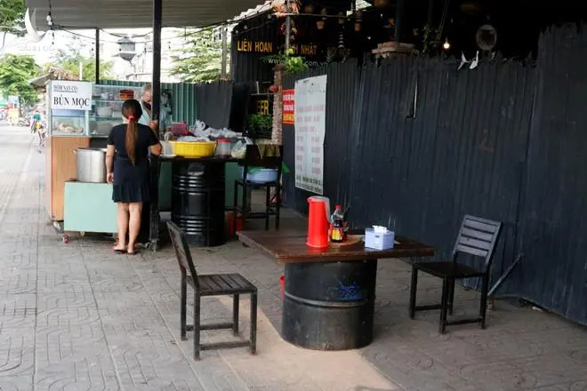 Người Sài Gòn ra quán ăn sáng, uống cà phê sau 3 tuần cách ly xã hội