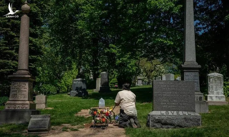 Những lễ tang chớp nhoáng ở nghĩa trang New York vật lộn với số thi thể khổng lồ