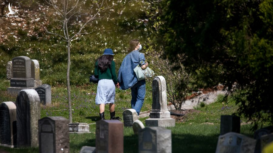 Những lễ tang chớp nhoáng ở nghĩa trang New York vật lộn với số thi thể khổng lồ