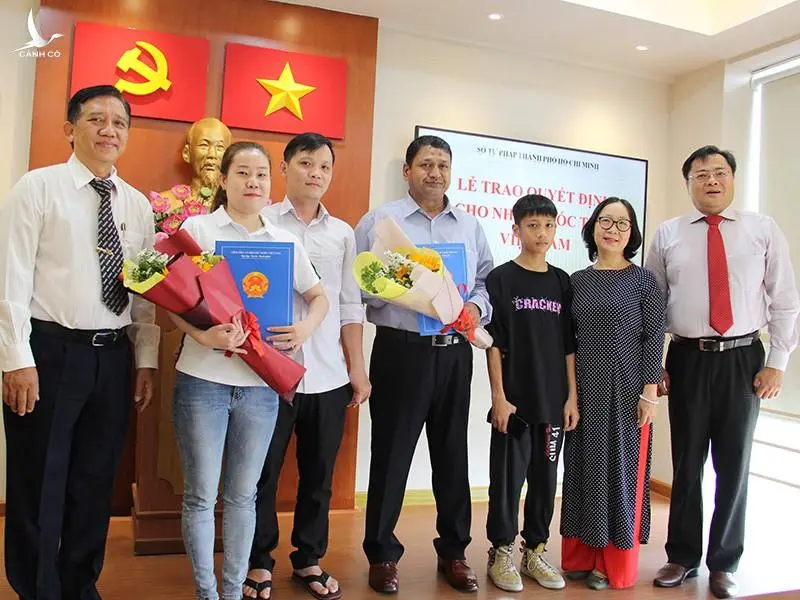 Niềm vui của 2 người vừa nhập quốc tịch Việt Nam