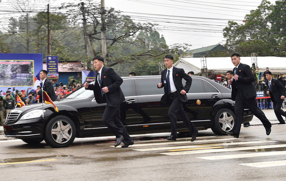 Ông Kim Jong Un mở cửa chống đạn, vẫy tay chào: chưa từng có tiền lệ