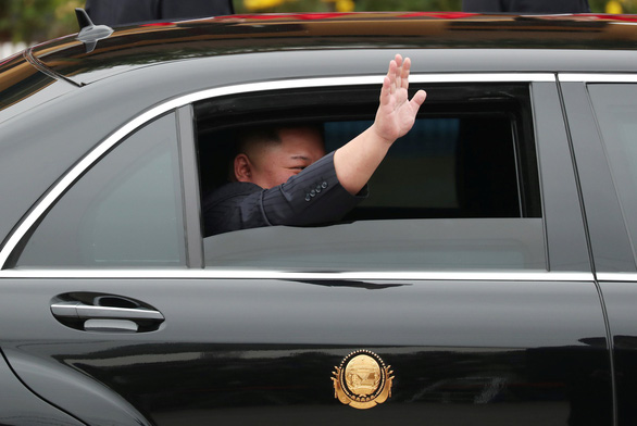 Ông Kim Jong Un mở cửa chống đạn, vẫy tay chào: chưa từng có tiền lệ