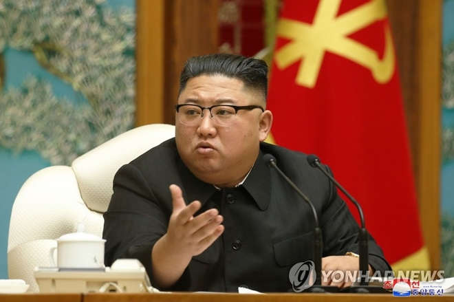 Ông Kim Jong-un tái xuất, triệu tập họp gấp về COVID-19