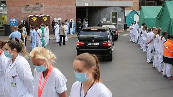 Phản ứng không ngờ của nhân viên y tế Bỉ khi Thủ tướng đến thăm