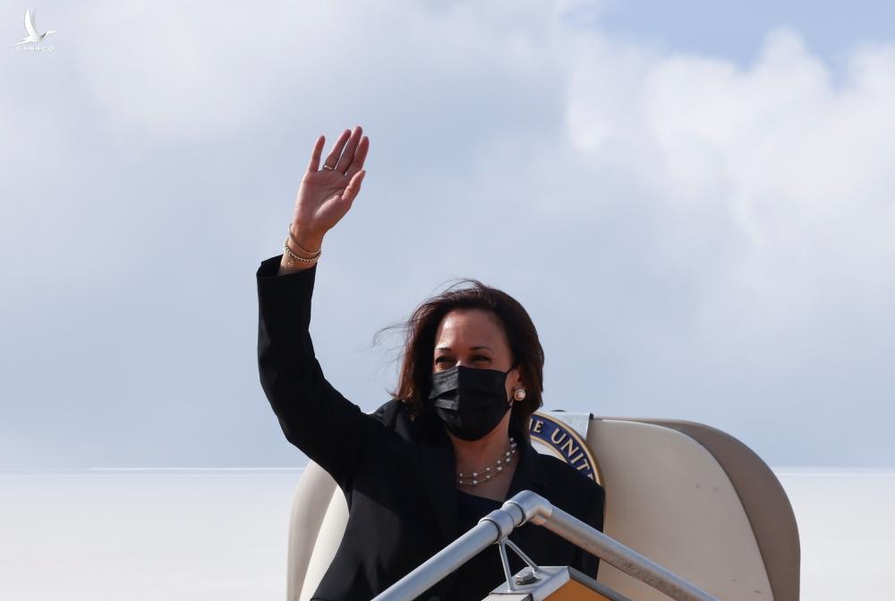 Phó tổng thống Mỹ tới sân bay Nội Bài, kết thúc chuyến thăm Việt Nam