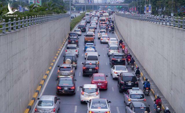 Tại sao Hà Nội không đề xuất cấm ô tô mà lại cấm xe máy?