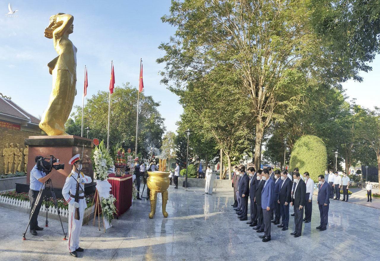 Thủ tướng Phạm Minh Chính dâng hương tưởng niệm Anh hùng, liệt sĩ Võ Thị Sáu