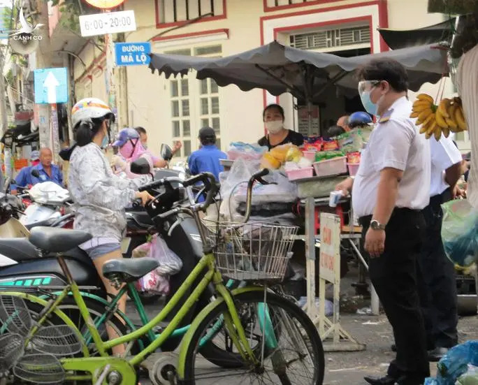TP HCM ngày đầu cấm chợ tự phát, giao thông công cộng