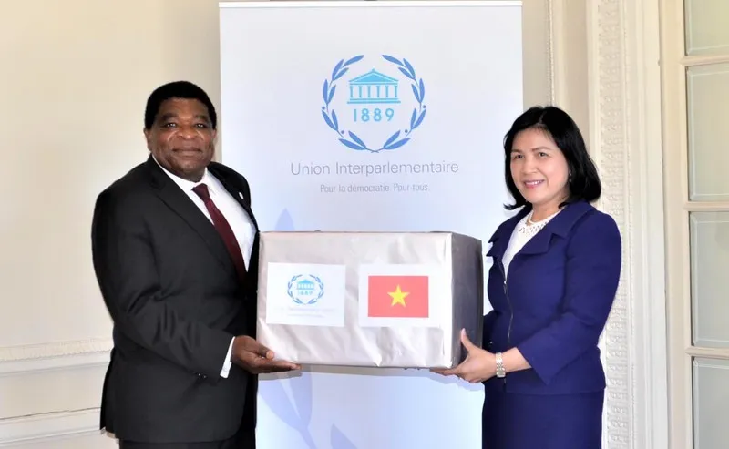 Trao quà khẩu trang y tế Quốc hội Việt Nam gửi tặng Ban Thư ký IPU