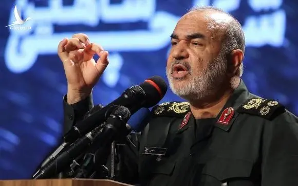 Tư lệnh Vệ binh Cách mạng Iran đáp trả “lạnh gáy” sau khi ông Trump dọa diệt xuồng cao tốc