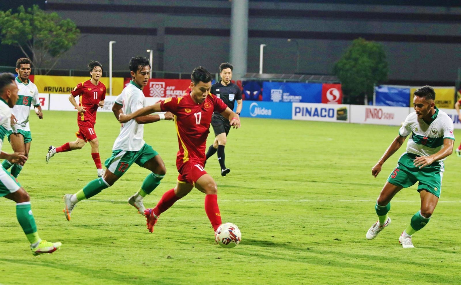 Tuyển Việt Nam và tuyển Indonesia cầm chân nhau 0 - 0, vé bán kết bảng B chờ lượt trận cuối