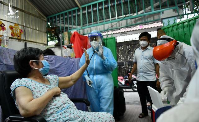 Việt Nam có thể ứng phó Omicron với tỷ lệ tiêm vaccine cao?
