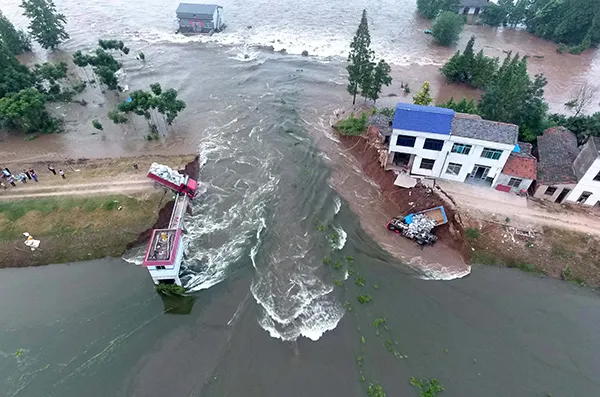 Vỡ đê sông Trường Giang, hàng nghìn dân sơ tán khẩn cấp