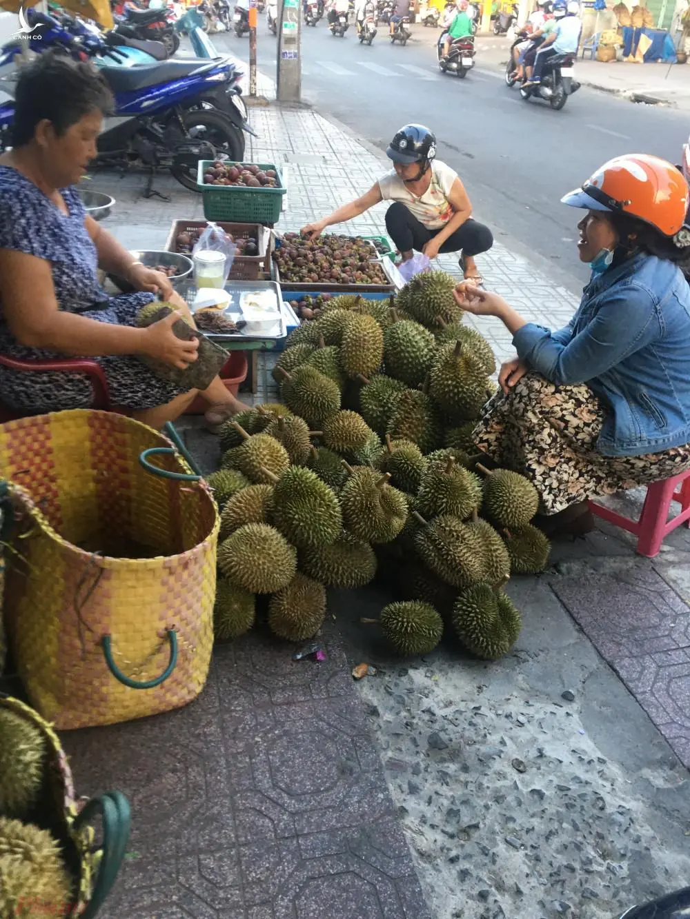 ‘Vua của các loại trái cây’ đại hạ giá ở vỉa hè Sài Gòn, vì sao?