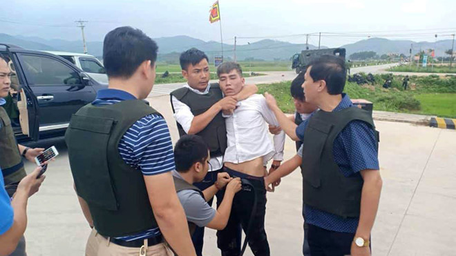 Hà Tĩnh: Cả trăm cảnh sát vây nhóm nghi buôn ma túy, ôm súng cố thủ trong ôtô