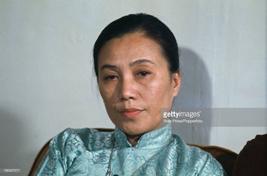 Bà Nguyễn Thị Bình, tại Hội nghị Hòa bình Paris, hình ảnh tại một cuộc họp báo vào tháng 7 năm 1971. Thần thái của Madam...