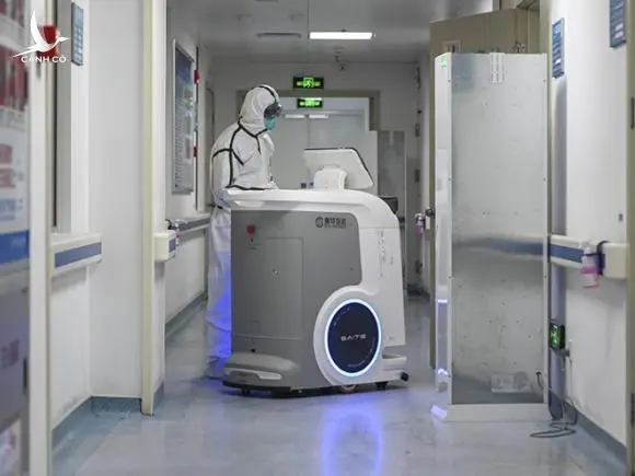 Bác sĩ Trung Quốc dùng công nghệ cao giảm nguy cơ lây nhiễm