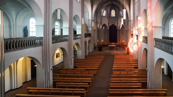 Bất chấp sự can thiệp vào tự do tín ngưỡng – Tòa án Hiến pháp Đức xác nhận lệnh cấm làm lễ nhà thờ